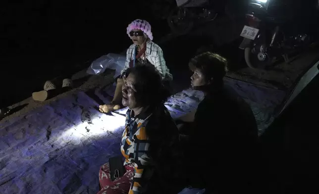 Cambodians take refuge at the Batploa primary school in the Oddar Meanchey province, Cambodia, Thursday, July 24, 2025, as Thai and Cambodian soldiers clashed in several areas along their border in a major escalation of their conflict that left at least several people dead, mostly civilians. (AP Photo/Heng Sinith)