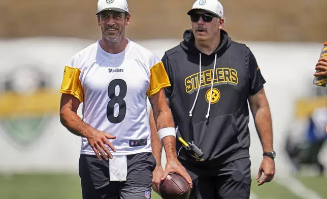 Pittsburgh Steelers quarterback Aaron Rodgers (8) and offensive coordinator Arthur Smith participate during practice at the team’s NFL football training camp in Latrobe, Pa., Thursday, July 24, 2025. (AP Photo/Gene J. Puskar)