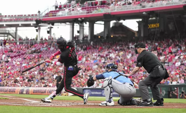 Cincinnati Reds' Elly De La Cruz (44) hits a single during the first inning of a baseball game against the Tampa Bay Rays, Friday, July 25, 2025, in Cincinnati. (AP Photo/Jeff Dean)