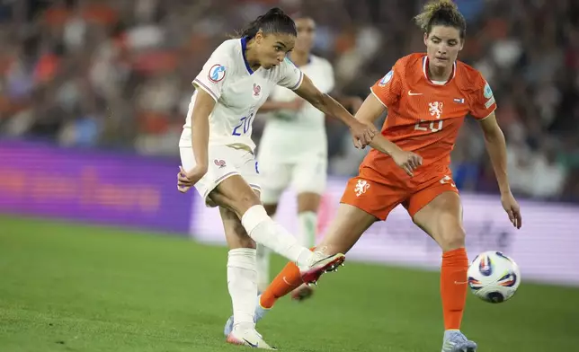 France's Delphine Cascarino scores her side's third goal during the Women's Euro 2025, group D, soccer match between the Netherlands and France at St. Jakob-Park in Basel, Switzerland, Sunday, July 13, 2025. (AP Photo/Alessandra Tarantino)