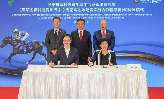 Attending the signing ceremony for the Co-operation Agreement for Equestrian Venue and Amenities of the Guangdong Huangcun Sports Training Centre were Director-General of the Sports Bureau of Guangdong Province Cui Jian (back row, middle); Hong Kong Jockey Club Chief Executive Officer Winfried Engelbrecht-Bresges (back row, right); and Club Executive Director, Racing, Andrew Harding (back row, left). The agreement was signed by the Club’s Head of Racing Talent Training Amy Chan (front row, right) and the Director of the Guangdong Huangcun Sports Training Centre Zhao Jianxin (front row, left).