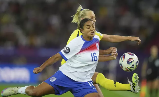 England's Jess Carter vies for the ball with Sweden's Stina Blackstenius, background, during the Women's Euro 2025 quarterfinals soccer match between Sweden and England at Stadion Letzigrund in Zurich, Switzerland, Thursday, July 17, 2025. (AP Photo/Alessandra Tarantino)