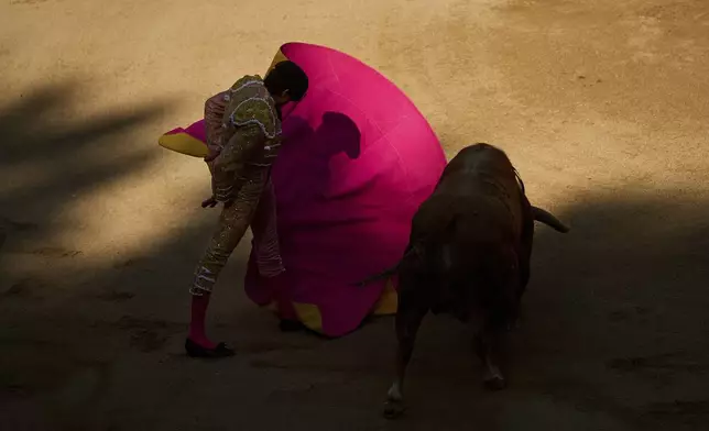 French bullfighter Sébastien Castella performs during a bullfight at the San Fermín Festival in Pamplona, northern Spain, Thursday, July 10, 2025. (AP Photo/Miguel Oses)