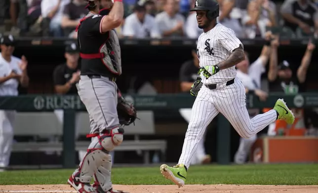 Chicago White Sox's Lenyn Sosa (50) scores on a single from Kyle Teel (8) during the fourth inning of a baseball game against the Cleveland Guardians, Saturday, July 12, 2025, in Chicago. (AP Photo/Erin Hooley)