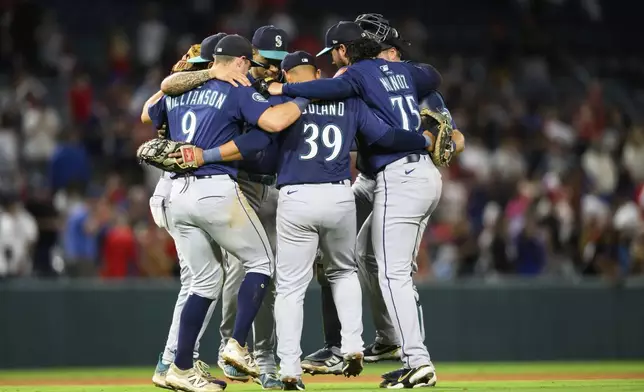 Seattle Mariners players celebrate after winning a baseball game against the Los Angeles Angels Thursday, July 24, 2025, in Anaheim, Calif. (AP Photo/William Liang)