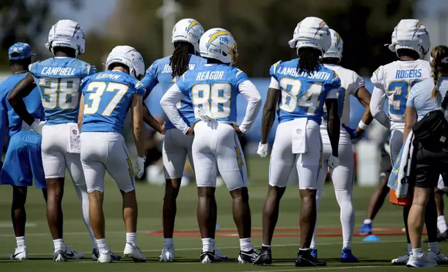 Los Angeles Chargers players take part in a drill during training camp for the NFL football team Thursday, July 17, 2025, in El Segundo, Calif. (AP Photo/Eric Thayer)