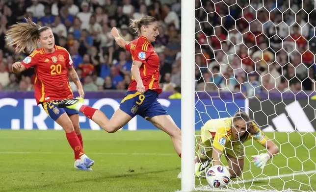 Spain's Esther Gonzalez scores her side's third goal past Italy goalkeeper Laura Giuliani during the Women's Euro 2025, group B, soccer match between Italy and Spain at Stadion Wankdorf in Bern, Switzerland, Friday, July 11, 2025. (AP Photo/Martin Meissner)