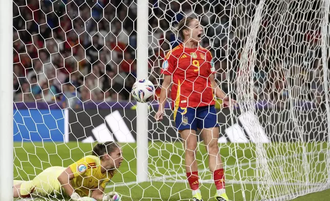 Spain's Esther Gonzalez celebrates after scoring her side's third goal past Italy goalkeeper Laura Giuliani during the Women's Euro 2025, group B, soccer match between Italy and Spain at Stadion Wankdorf in Bern, Switzerland, Friday, July 11, 2025. (AP Photo/Martin Meissner)