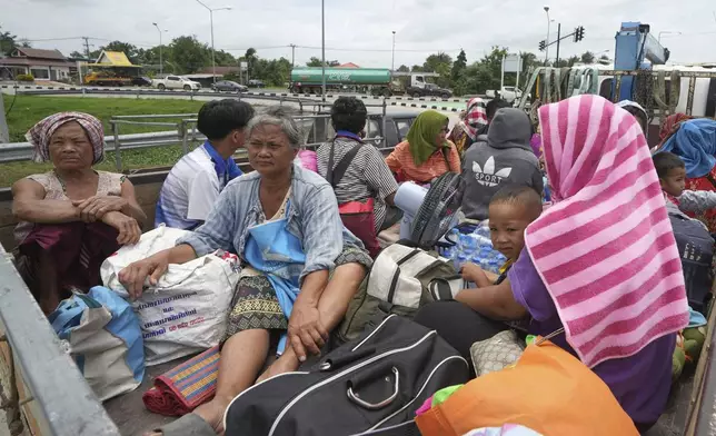 Thai residents evacuate from their homes following clashes between Thai and Cambodian soldiers in Sisaket province, Thailand, Friday, July 25, 2025. (AP Photo/Sakchai Lalit)