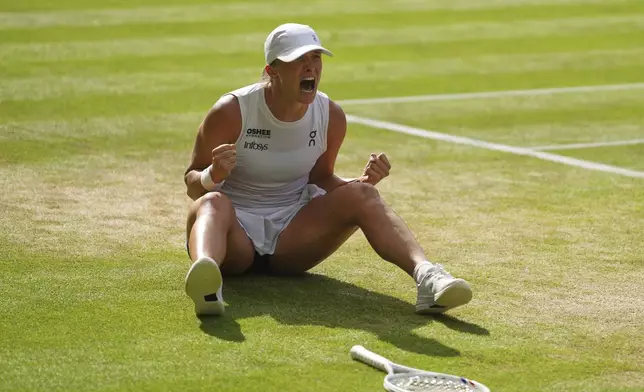 Iga Swiatek of Poland celebrates winning the women's singles final match against Amanda Anisimova of the U.S. at the Wimbledon Tennis Championships in London, Saturday, July 12, 2025.(AP Photo/Kirsty Wigglesworth)