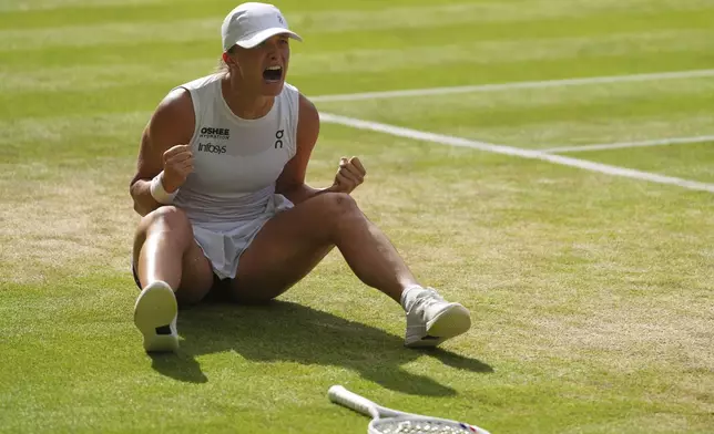 Iga Swiatek of Poland celebrates winning the women's singles final match against Amanda Anisimova of the U.S. at the Wimbledon Tennis Championships in London, Saturday, July 12, 2025.(AP Photo/Kirsty Wigglesworth)