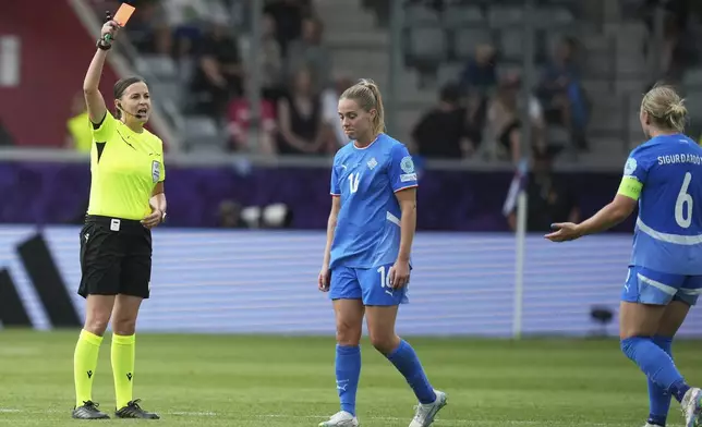 Iceland's Hildur Antonsdottir is shown the red card by referee Katalin Kulcsar of Hungary after being booked for the second time during the Euro 2025, group A, soccer match between Iceland and Finland at Arena Thun in Thun, Switzerland, Wednesday, July 2, 2025. (AP Photo/Alessandra Tarantino)