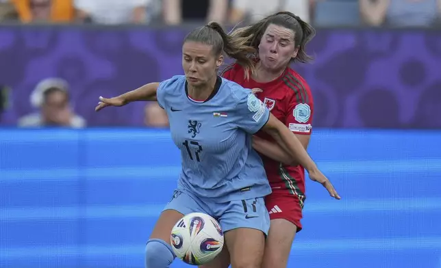 Netherlands' Victoria Pelova, left, is challenged by Wales' Esther Morgan during the Euro 2025, group D, soccer match between Wales and the Netherlands at Allmend Stadion Luzern in Lucerne, Switzerland, Saturday, July 5, 2025. (AP Photo/Alessandra Tarantino)