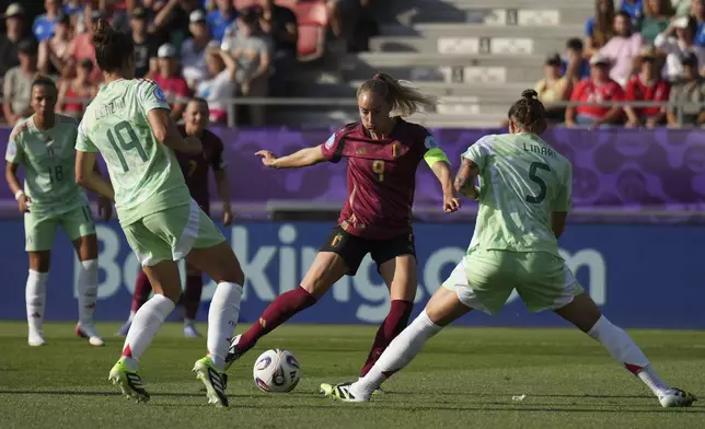 Belgium's Tessa Wullaert, center, misses the target besides Italy's Martina Lenzini, left, and Italy's Elena Linari during the Euro 2025, group B, soccer match between Belgium and Italy at Stade de Tourbillon in Sion, Switzerland, Thursday, July 3, 2025. (AP Photo/Alessandra Tarantino)