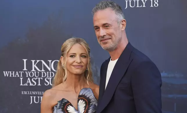 Freddie Prinze Jr., right, a cast member in "I Know What You Did Last Summer," poses with his wife, Sarah Michelle Gellar, at the premiere of the film at The United Theater on Broadway, Monday, July 14, 2025, in Los Angeles (AP Photo/Chris Pizzello)