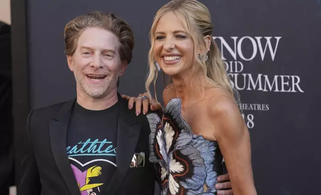 Seth Green, left, and Sarah Michelle Gellar pose at the premiere of the film "I Know What You Did Last Summer" at The United Theater on Broadway, Monday, July 14, 2025, in Los Angeles (AP Photo/Chris Pizzello)