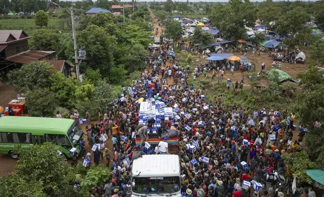 Displaced Cambodians receive water at the Battkhao Resettlement Camp in Oddar Meanchey Province, Cambodia, Saturday, July 26, 2025. (AP Photo/Anton L. Delgado)