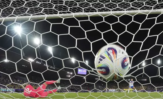 England's Lucy Bronze scores a penalty past Sweden goalkeeper Jennifer Falk during a shootout of the Women's Euro 2025 quarterfinals soccer match between Sweden and England at Stadion Letzigrund in Zurich, Switzerland, Thursday, July 17, 2025. (AP Photo/Martin Meissner)