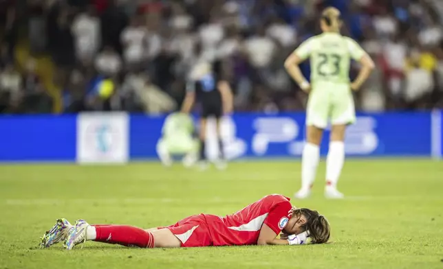 Italy's goalkeeper Laura Giuliani reacts after after losing to England in the Women's Euro 2025 semifinals soccer match between England and Italy at Stade de Geneve in Geneva, Switzerland, Tuesday, July 22, 2025. (Jean-Christophe Bott/Keystone via AP)