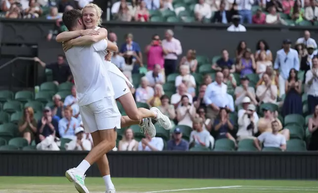 Sem Verbeek of the Netherlands and Katerina Siniakova of Czech Republic celebrate winning the mixed doubles final match against Joe Salisbury of Britain and Luisa Stefani of Brazil at the Wimbledon Tennis Championships in London, Thursday, July 10, 2025.(AP Photo/Kirsty Wigglesworth)