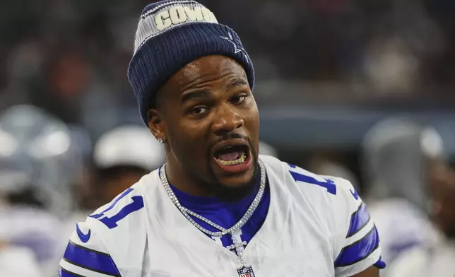 Dallas Cowboys' Micah Parsons talks with teammates on the sideline in the first half of a preseason NFL football game against the Baltimore Ravens Saturday, Aug. 16, 2025, in Arlington, Texas. (AP Photo/Richard Rodriguez)