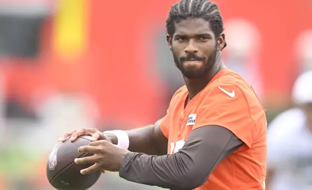 Cleveland Browns quarterback Shedeur Sanders warms up during a practice at the team's NFL football training camp Friday, July 25, 2025, in Berea, Ohio. (AP Photo/David Richard)
