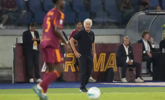 Roma's head coach Gian Piero Gasperini follows the game of the Serie A soccer match between Roma and Bologna at Rome's Olympic Stadium, Saturday, Aug. 23, 2025. (AP Photo/Gregorio Borgia)