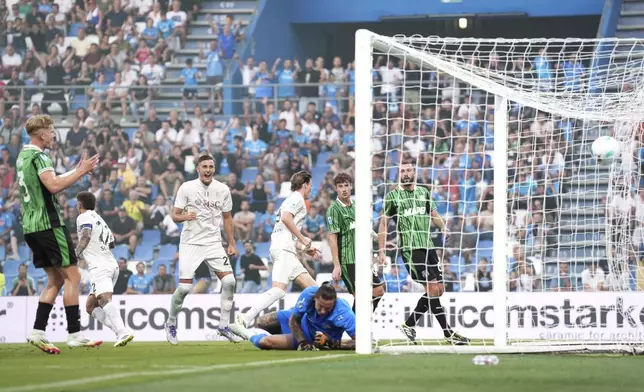 Napoli's Kevin De Bruyne, center right, scores during the Serie A soccer match between Sassuolo and Napoli at the Mapei Stadium Citta del Tricolore in Reggio Emilia, Italy, Saturday, Aug. 23, 2025. (Massimo Paolone/LaPresse via AP)