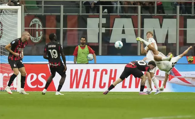Cremonese's Federico Bonazzoli, right, scores his side's second goal during a Serie A soccer match between AC Milan and Cremonese, at the San Siro stadium in Milan, Italy, Saturday, Aug. 23, 2025. (AP Photo/Luca Bruno)