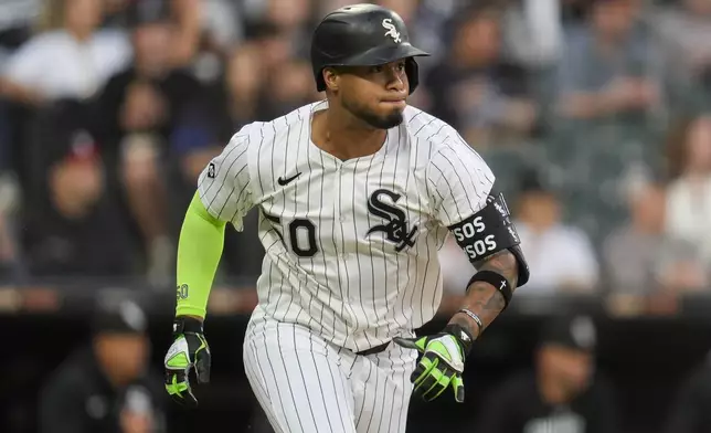 Chicago White Sox's Lenyn Sosa runs the bases after hitting a one-run double during the first inning of a baseball game against the Kansas City Royals, Monday, Aug. 25, 2025, in Chicago. (AP Photo/Erin Hooley)