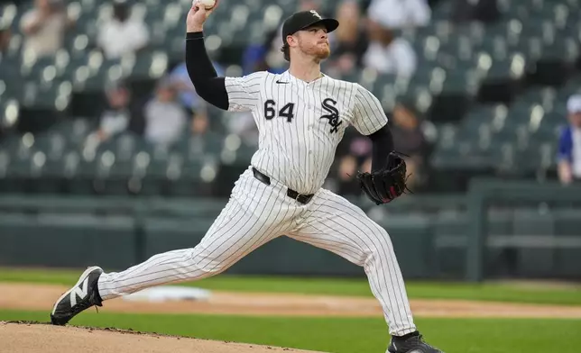 Chicago White Sox starting pitcher Shane Smith throws against the Kansas City Royals during the first inning of a baseball game Monday, Aug. 25, 2025, in Chicago. (AP Photo/Erin Hooley)
