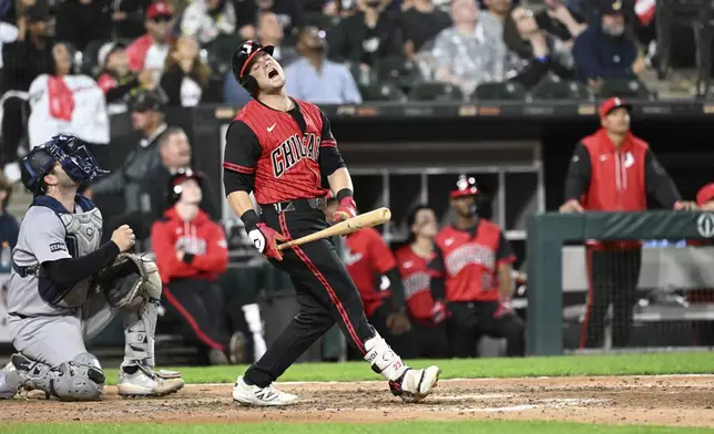 Chicago White Sox's Andrew Benintendi, front right, reacts after popping up during the sixth inning of a baseball game against the New York Yankees, Friday, Aug. 29, 2025, in Chicago. (AP Photo/Matt Marton)