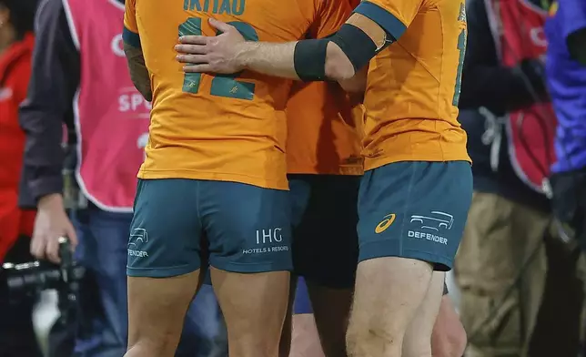 Australia's players celebrate following a rugby championship test match between South Africa and Australia, at Ellis Park stadium in Johannesburg, South Africa, Saturday, Aug. 16, 2025. (AP Photo/Frans Lombard)
