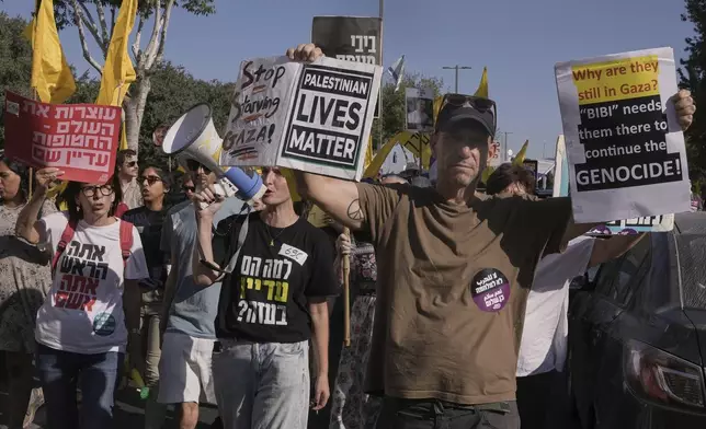 People take part in a protest demanding the immediate release of all hostages held by Hamas and calling for the end of the war in the Gaza Strip, in Jerusalem, Tuesday, Aug. 26, 2025. (AP Photo/Mahmoud Illean)