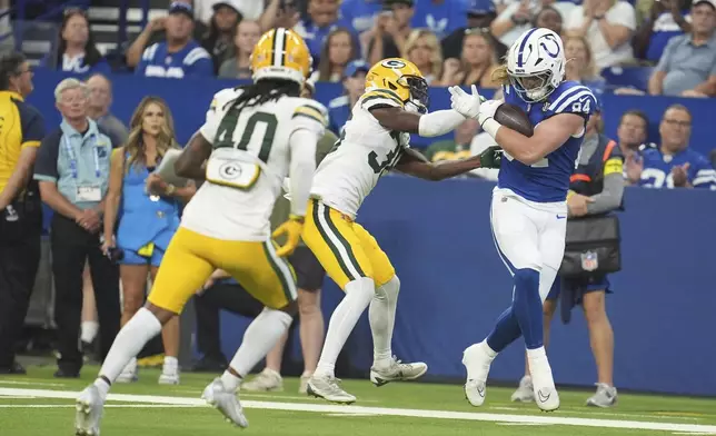 Indianapolis Colts tight end Tyler Warren (84) makes a catch against Green Bay Packers cornerback Kamal Hadden (36) during the first half of a preseason NFL football game, Saturday, Aug. 16, 2025, in Indianapolis. (AP Photo/Michael Conroy)