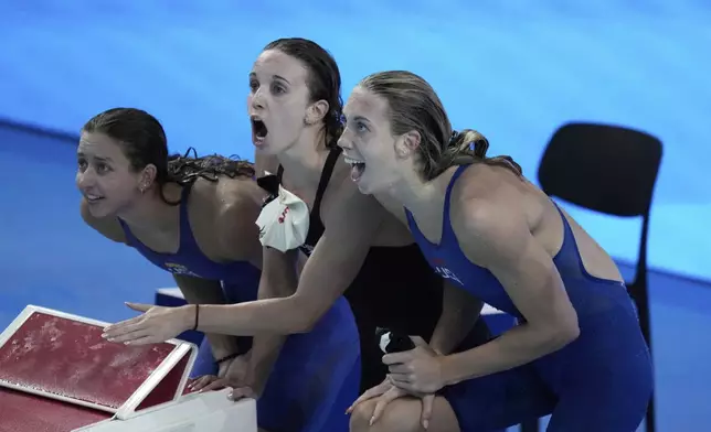 Athletes of team United States celebrate during the women's 4x100-meter medley relay final at the World Aquatics Championships in Singapore, Sunday, Aug. 3, 2025. (AP Photo/Lee Jin-man)