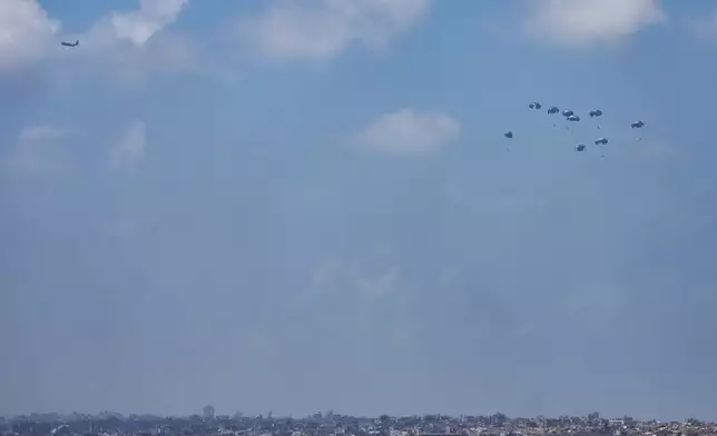 An aircraft airdrops humanitarian aid to Palestinians over Gaza Strip, as seen from southern Israel, Thursday, Aug. 21, 2025. (AP Photo/Maya Levin)