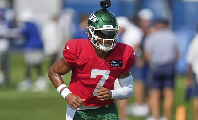 New York Jets' quarterback Justin Fields participates during a joint NFL football practice with the New York Giants in East Rutherford, N.J., Wednesday, Aug. 13, 2025. (AP Photo/Seth Wenig)