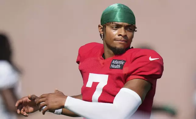 New York Jets' quarterback Justin Fields stretches during a joint NFL football practice with the New York Giants in East Rutherford, N.J., Wednesday, Aug. 13, 2025. (AP Photo/Seth Wenig)