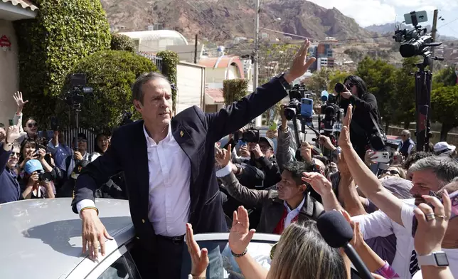 Presidential candidate Jorge "Tuto" Quiroga waves after voting in general elections in La Paz, Bolivia, Sunday, Aug. 17, 2025. (AP Photo/Freddy Barragan)
