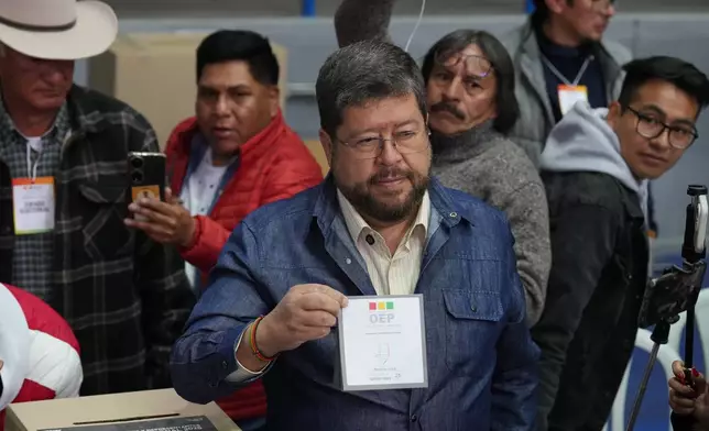 Presidential candidate Samuel Doria Medina shows his ballot during national elections in La Paz, Bolivia, Sunday, Aug. 17, 2025. (AP Photo/Natacha Pisarenko)