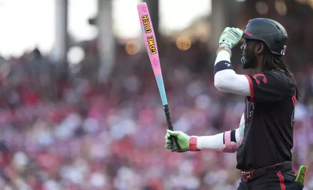 Cincinnati Reds' Elly De La Cruz stands in the batter's box holding a custom bat for Players' Weekend in the first inning of a baseball game against the Milwaukee Brewers, Friday, Aug. 15, 2025, in Cincinnati. (AP Photo/Kareem Elgazzar)