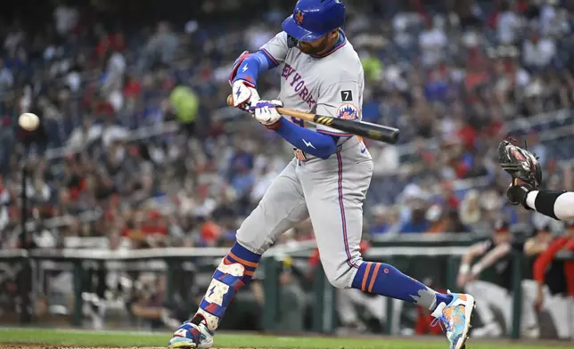 New York Mets Brandon Nimmo hits a RBI single during the third inning of a baseball game against the Washington Nationals Tuesday, Aug. 19, 2025, in Washington. (AP Photo/John McDonnell)
