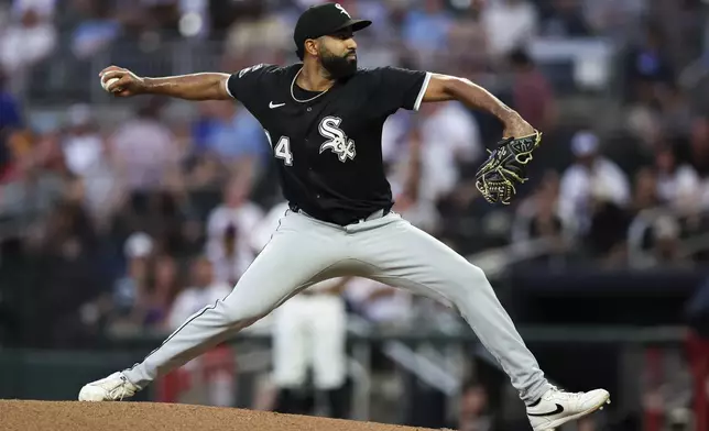 Chicago White Sox pitcher Yoendrys Gómez delivers in the third inning of a baseball game against the Atlanta Braves, Monday, Aug. 18, 2025, in Atlanta. (AP Photo/Colin Hubbard)