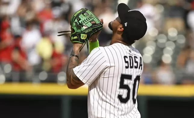 Chicago White Sox second baseman Lenyn Sosa looks skyward after a baseball game against the Cleveland Guardians, Sunday, Aug. 10, 2025, in Chicago. (AP Photo/Matt Marton)