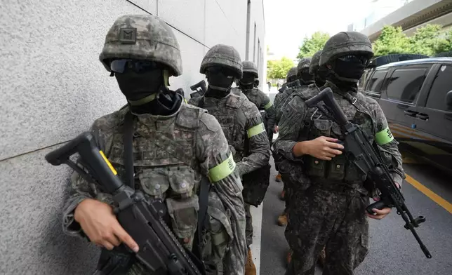 South Korean military soldiers arrive for an anti-terror drill as a part of the annual Ulchi exercise at the government building in Seoul, South Korea, Tuesday, Aug. 19, 2025. (AP Photo/Lee Jin-man)
