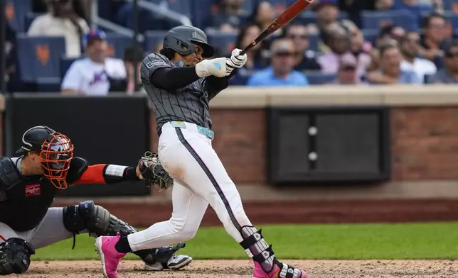 New York Mets' Francisco Lindor hits an RBI double during the seventh inning of a baseball game against the San Francisco Giants, Saturday, Aug. 2, 2025, in New York. (AP Photo/Yuki Iwamura)