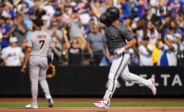 New York Mets' Pete Alonso, right, celebrates after hitting a two-run home run during the first inning of a baseball game against the San Francisco Giants, Saturday, Aug. 2, 2025, in New York. (AP Photo/Yuki Iwamura)