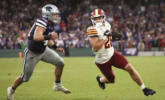 Kansas State Cody Stufflebean, left, challenges Iowa State Carson Hansen during an NCAA college football game between Iowa State and Kansas State in Dublin, Ireland Saturday, Aug. 23, 2025. (AP Photo/Peter Morrison)