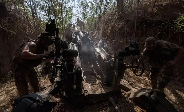 Ukrainian servicemen of the 148th artillery brigade set up a M777 howitzer before firing towards Russian positions at the frontline in Zaporizhzhia region, Ukraine, on Thursday, Aug. 7, 2025. (AP Photo/Evgeniy Maloletka)